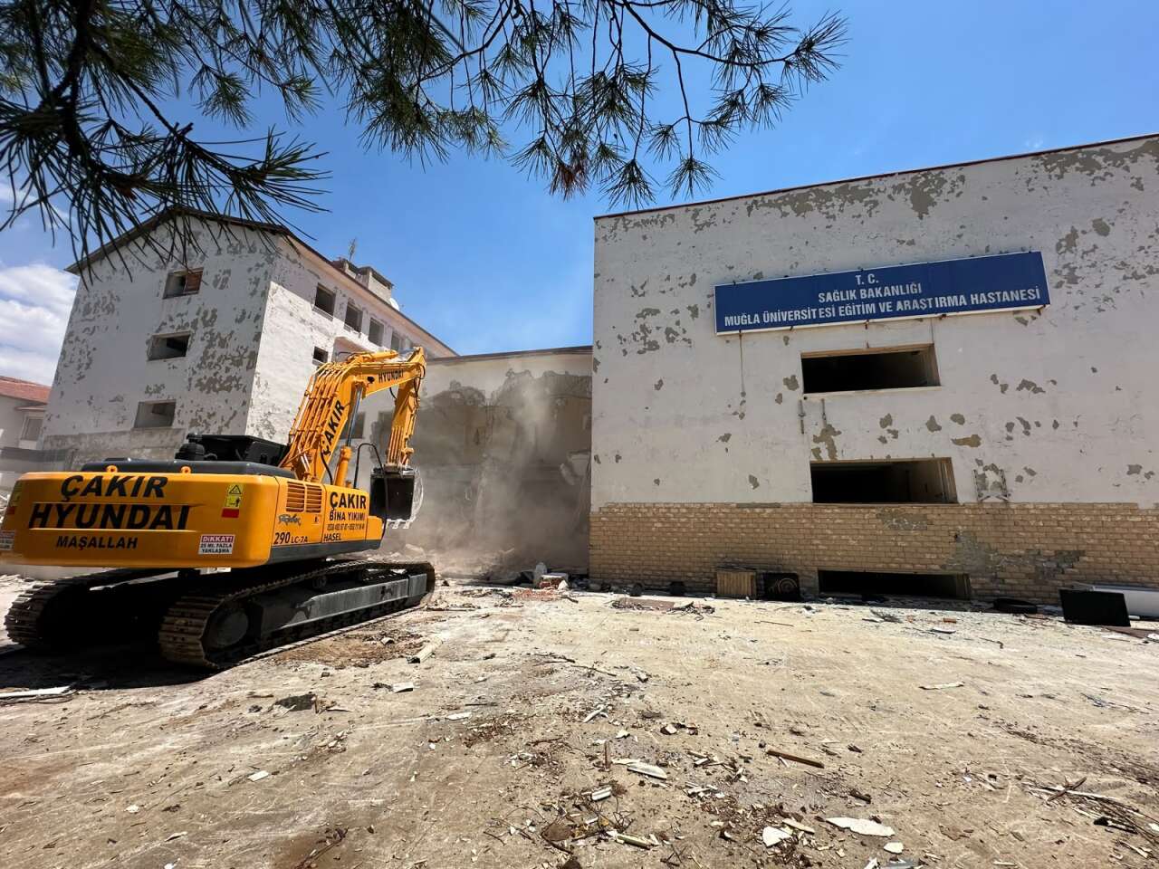 200 Yataklı Yeni Menteşe Devlet Hastanesi İçin İlk Adım Atıldı: Kullanılmayan Eski Hastane Binalarında Yıkım Başladı 3